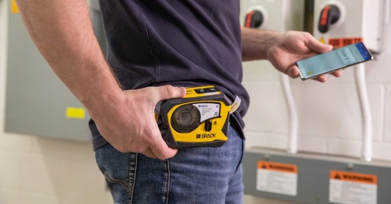 Tervezés. Előnézet. Nyomtatás. Mindez a telefonjáról, a vadonatúj M211 címkenyomtatóval.