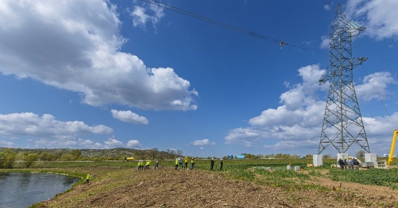 Átfeszítették a Sajó felett az új Felsőzsolca–Sajóivánka távvezetéket